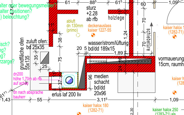 Technische Grundrisszeichnung: rote Wände, Maßzahlen, Schächte, Wasser/Strom/Lüftung, Auslass