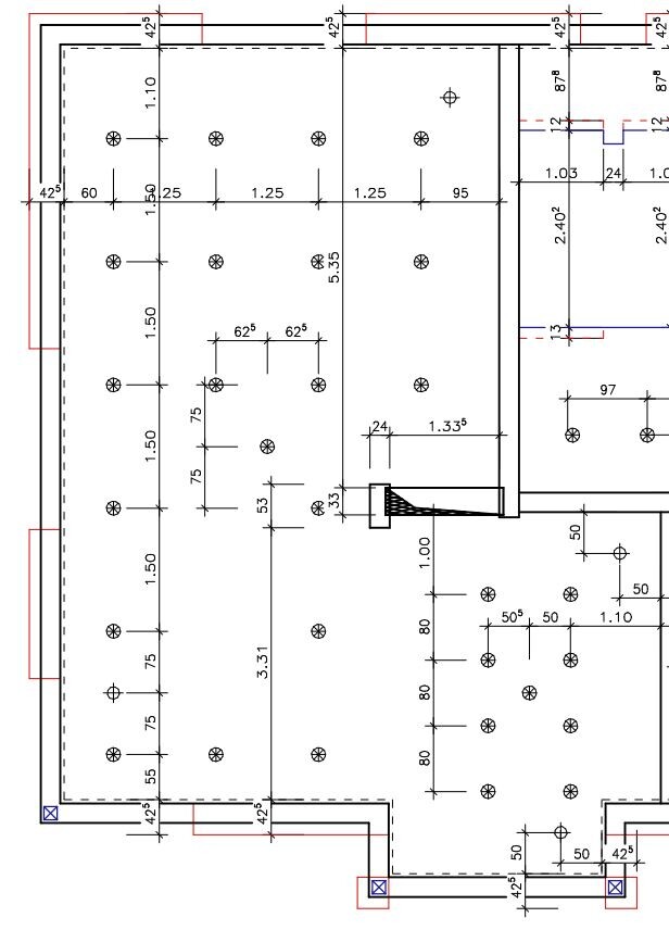 Grundriss eines Gebäudeteils mit Abmessungen, Wänden, Türen und Säulen
