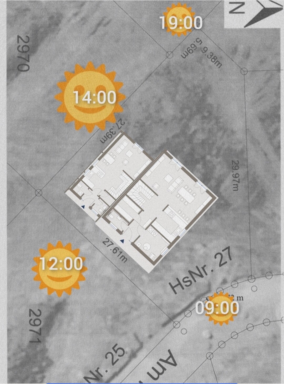 Hausgrundriss auf Kartenplan mit vier Sonnensymbolen und Uhrzeiten (09:00, 12:00, 14:00, 19:00).