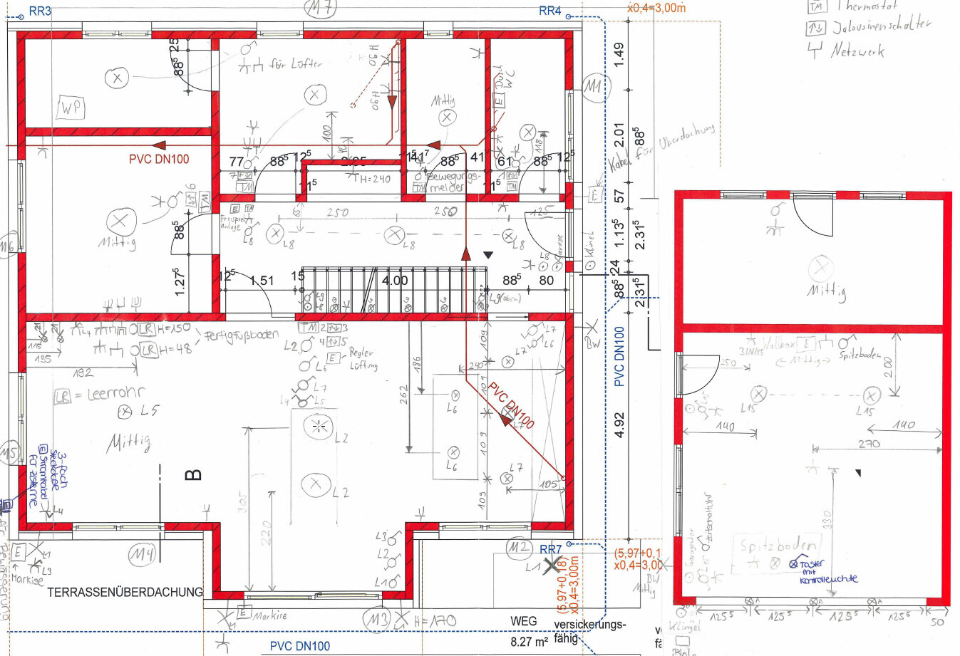 Detaillierter Grundrissplan eines Hauses mit Wänden, Türen und Maßen