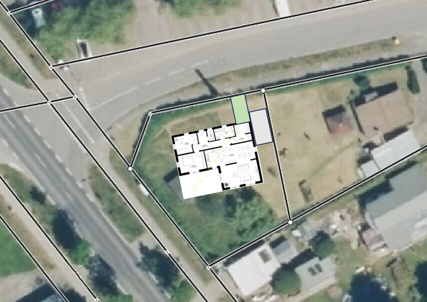 Luftbild eines Grundstücks mit überlagertem Hausgrundriss und Grenzen