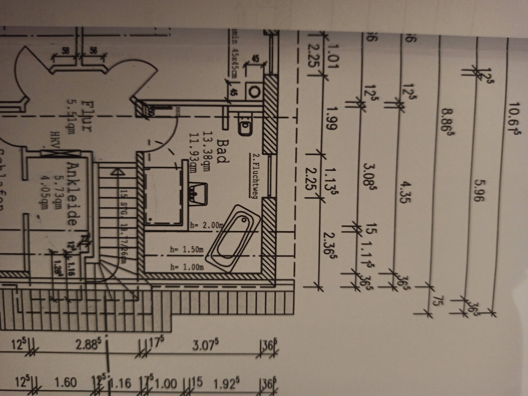 Grundriss einer Wohnung mit Bad, Ankleide, Treppenhaus und Maßangaben.