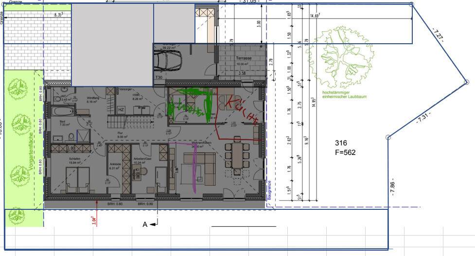 Grundriss eines Hauses mit Zimmern, Möbeln, Maßlinien, Terrasse und Garten links.