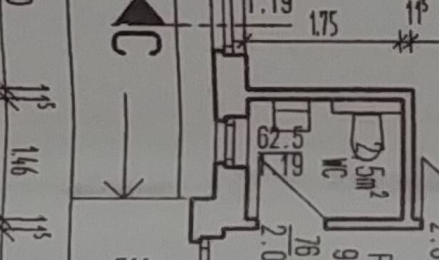 Detailierter Grundrissplan eines Gebäudes mit Wänden, Türen und Maßen.