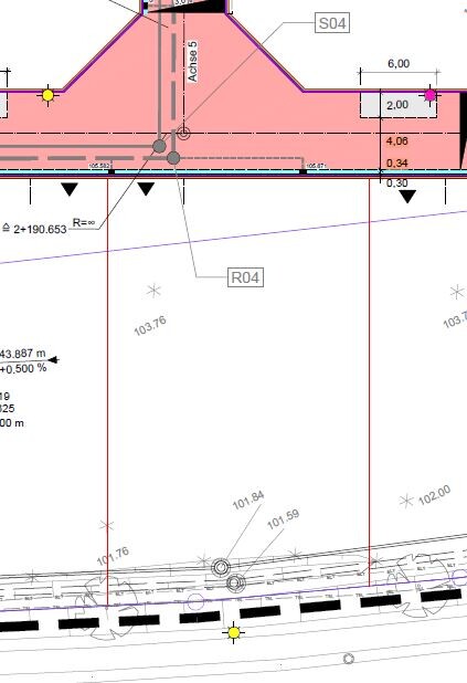 Technischer Bauplan: pinker Baukörper mit Achsenlinie, Abmessungen und Straßenbereich unten.