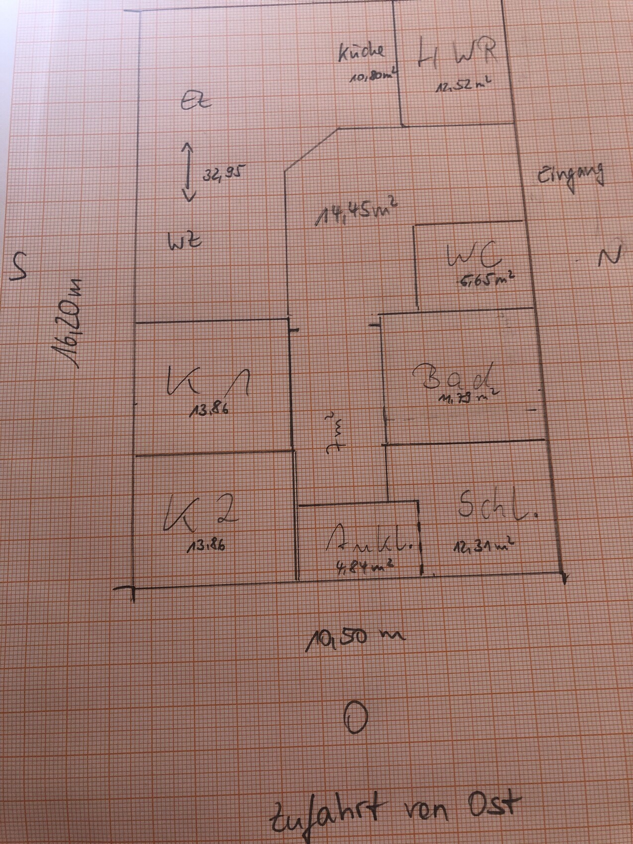 Handgezeichneter Grundriss eines Hauses mit vielen Räumen; 10,5 × 16 m.