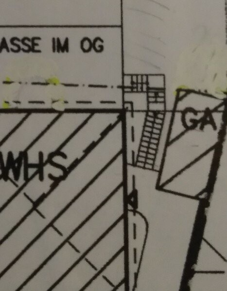 Skizze eines Grundrisses mit Treppe, schraffierten Bereichen und 'Gasse im OG'.