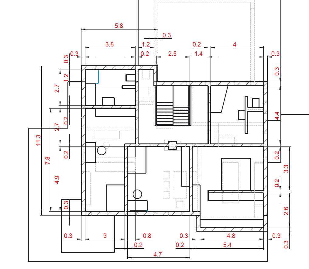 Technischer Grundriss eines Gebäudes mit Innenräumen, Treppen und roten Maßlinien.
