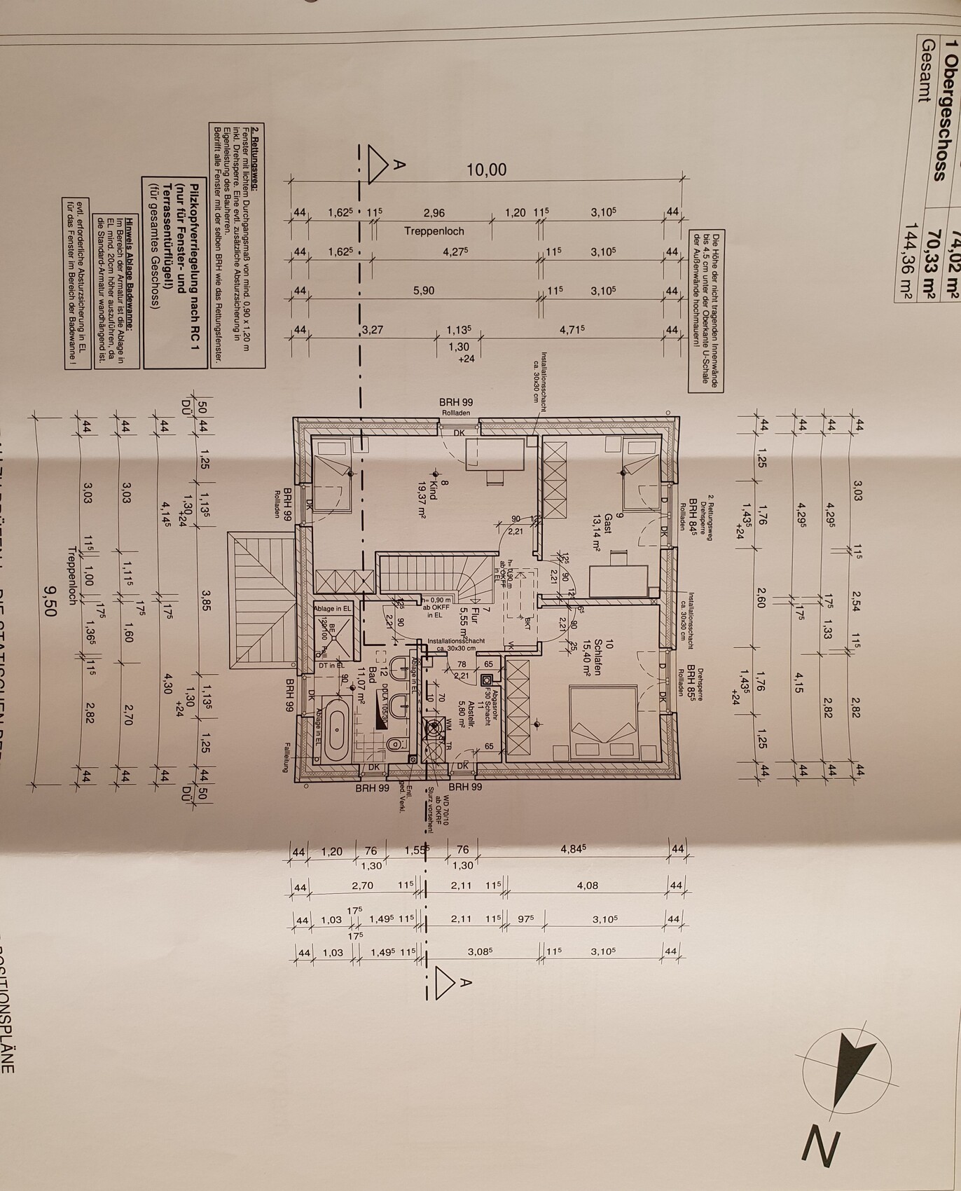 Grundriss eines Wohnhauses mit Zimmern, Treppenhaus und Abmessungen