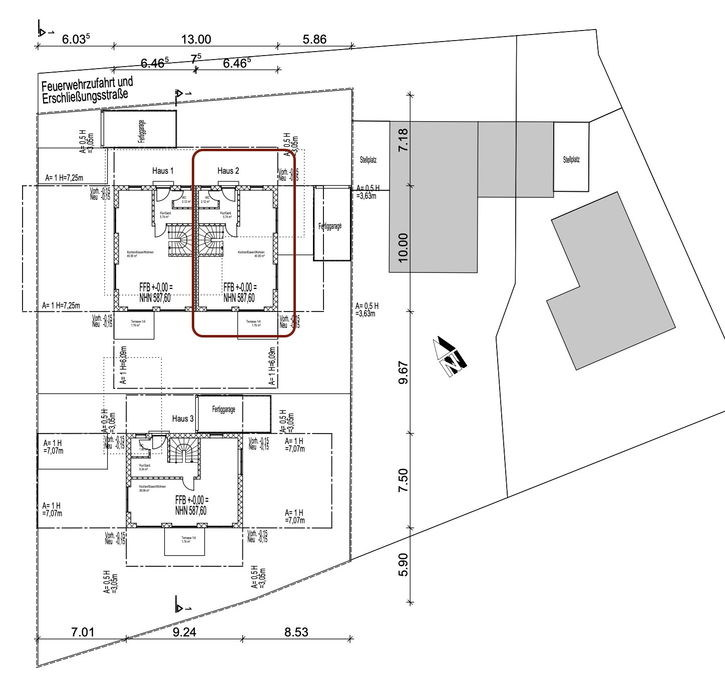 Lageplan: zwei Häuser (Haus 1, Haus 2) mit rotem Umriss, Zufahrt und Stellplätze.