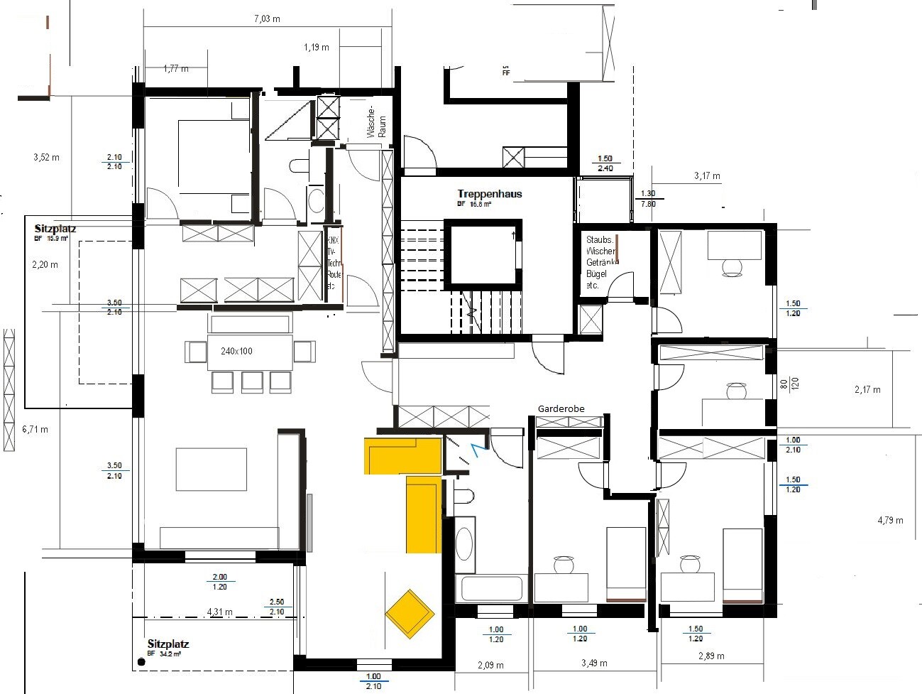 Detaillierter Hausgrundriss mit Zimmeraufteilung, Treppenhaus und Gelbmarkierungen