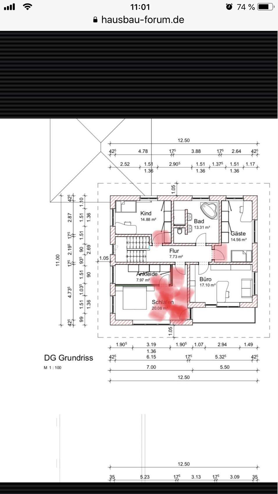DG-Grundriss eines Hauses mit Schlaf-, Bad-, Kind- und Büro-Räumen, rote Markierung