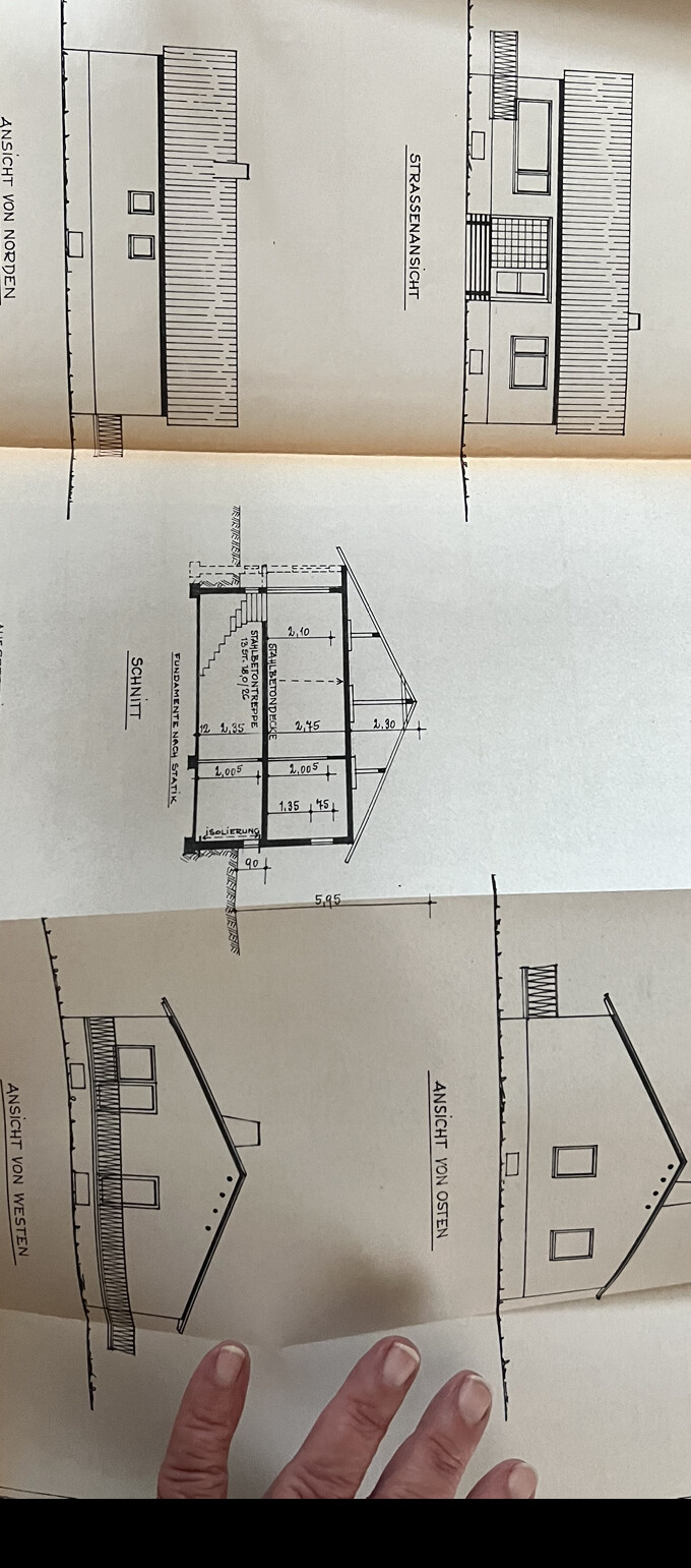 Architekturzeichnung: Westen- und Ostenansichten, Straßenansicht und Grundriss.