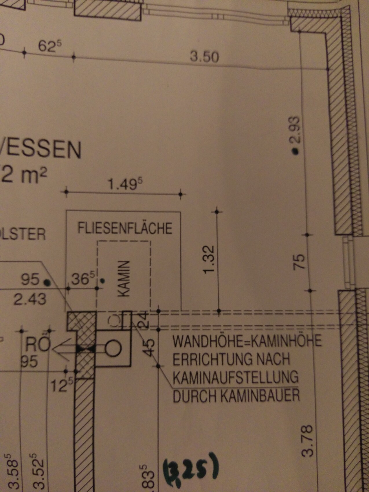 Grundriss eines Zimmers mit Kamin, Fliesenfläche und Maßangaben.
