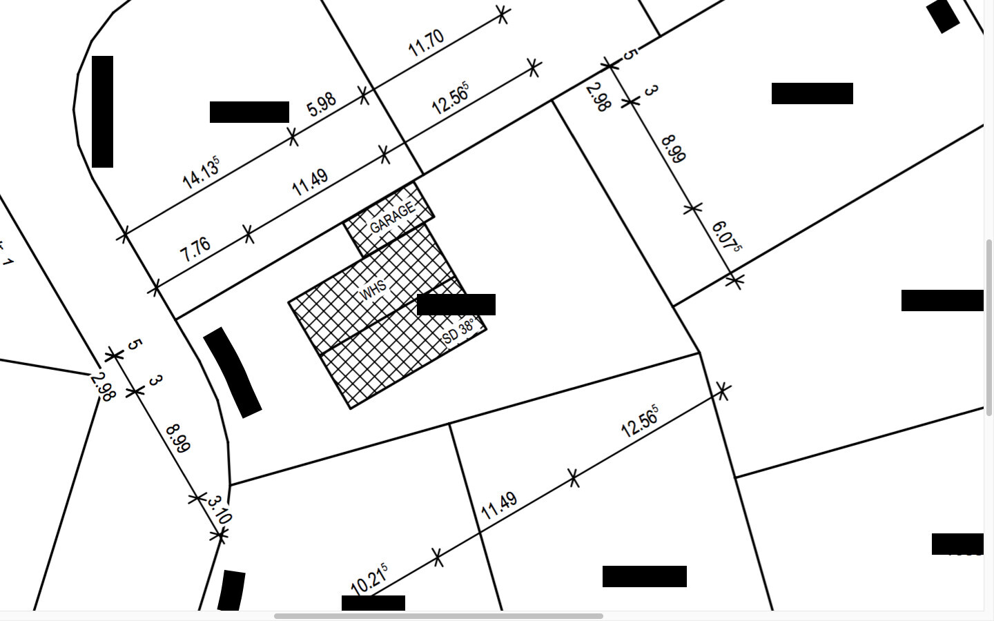 Grundriss eines Grundstücks mit Garage, Werkstatt und Maßlinien.