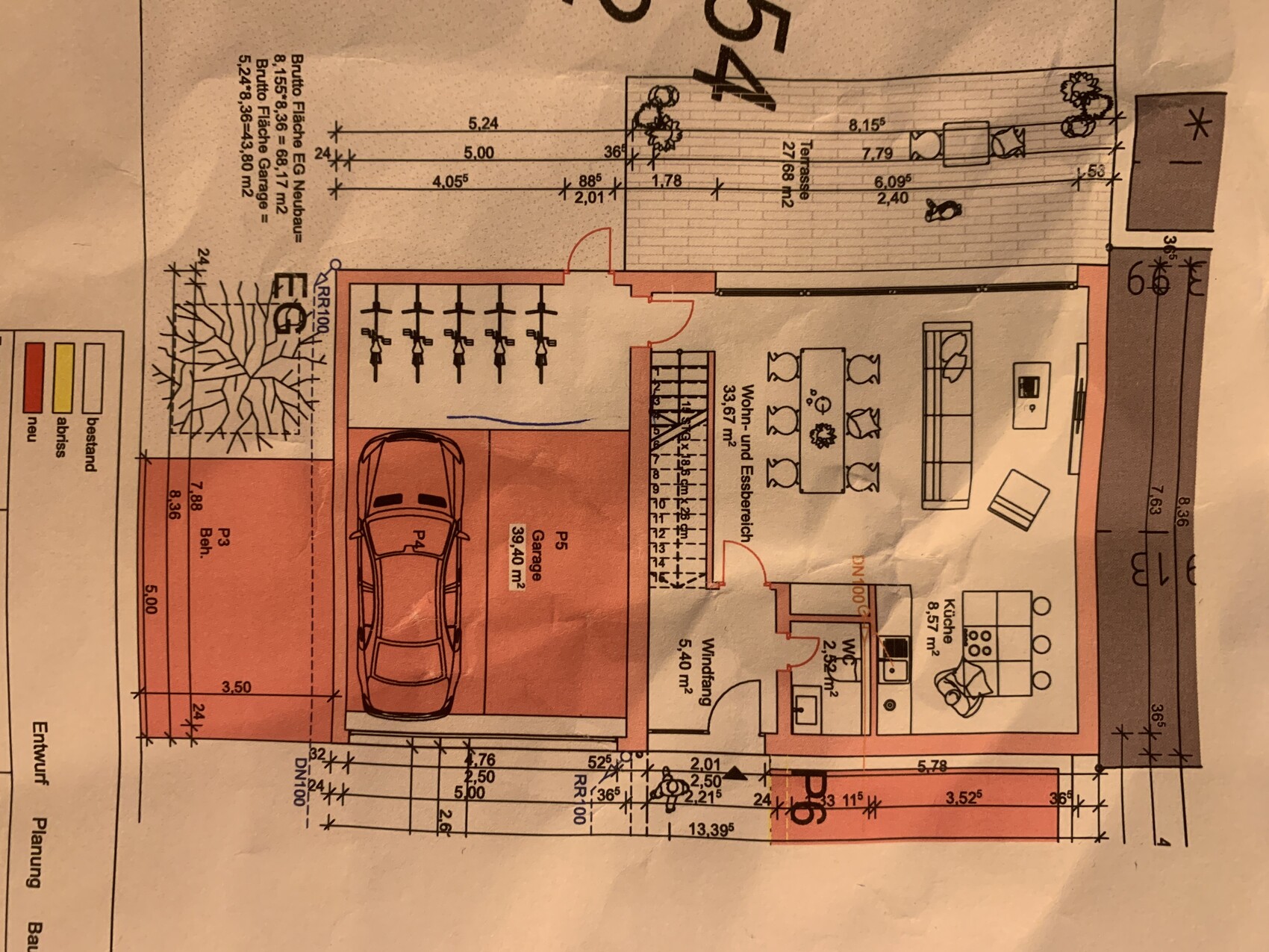 Grundriss eines Hauses mit Garage, Küche und Wohnbereich