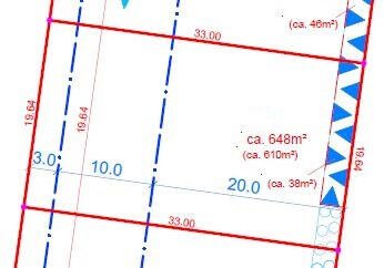 Grundrisszeichnung mit Abmessungen, rote Grundstücksgrenzen und blaue Linien
