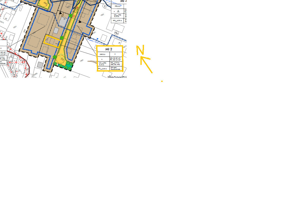Lageplan eines Gebäudekomplexes mit farblich markierten Bereichen, Wegen, Grünflächen und Nordpfeil.