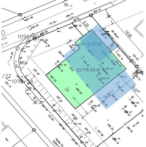 Lageplan eines Baugrundstücks mit farbig markiertem Gebäudegrundriss in Grün und Blau.