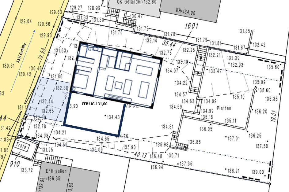Lageplan eines Baugrundstücks mit dunkelblauem Gebäudeumriss und Maßlinien