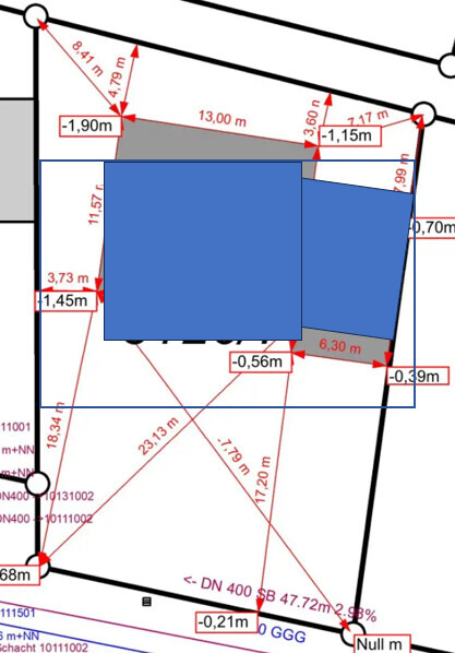 Zwei blaue Rechtecke auf einem technischen Lageplan mit roten Maßlinien und Umrissen.