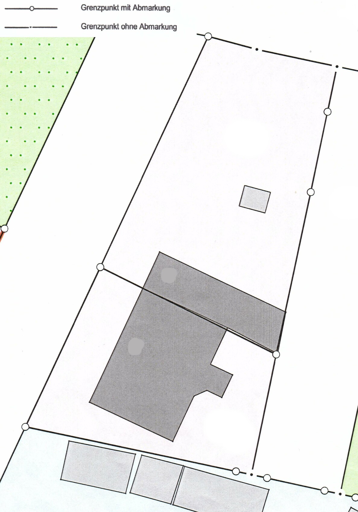 Lageplan mit Grundstücksgrenzen, Gebäudeflächen und Grenzmarkierungen eines Baugrundstücks