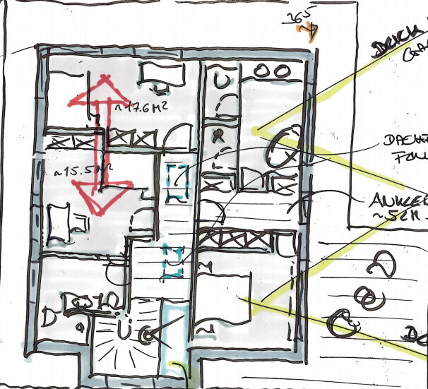 Skizzenhafter Grundriss einer Wohnung mit Möbeln, Türen, Pfeilen und Markierungen.