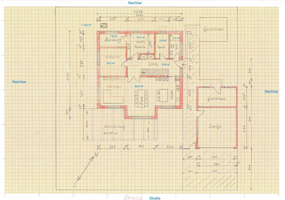 Grundriss eines Einfamilienhauses mit Wohnzimmer, Küche, Diele, Garage und Gartenhaus.