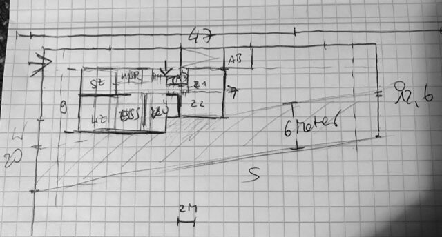 Handgezeichnete Grundriss-Skizze mit mehreren Zimmern, Maßlinien und Ausrichtung.