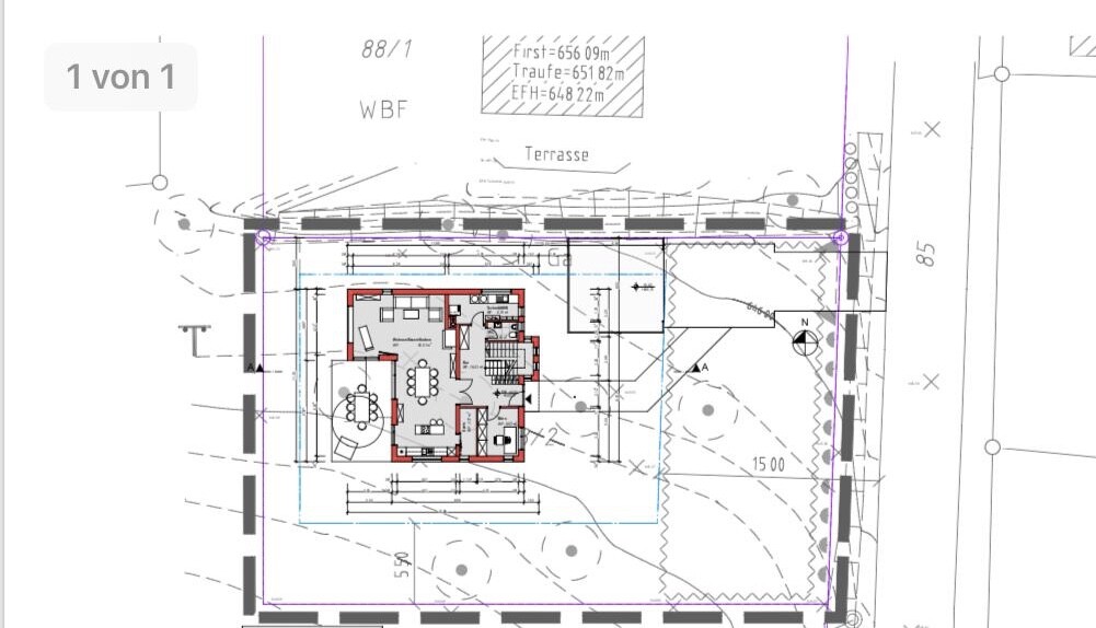 2D-Grundriss eines Hauses auf Grundstück mit Umriss und Außenbereich