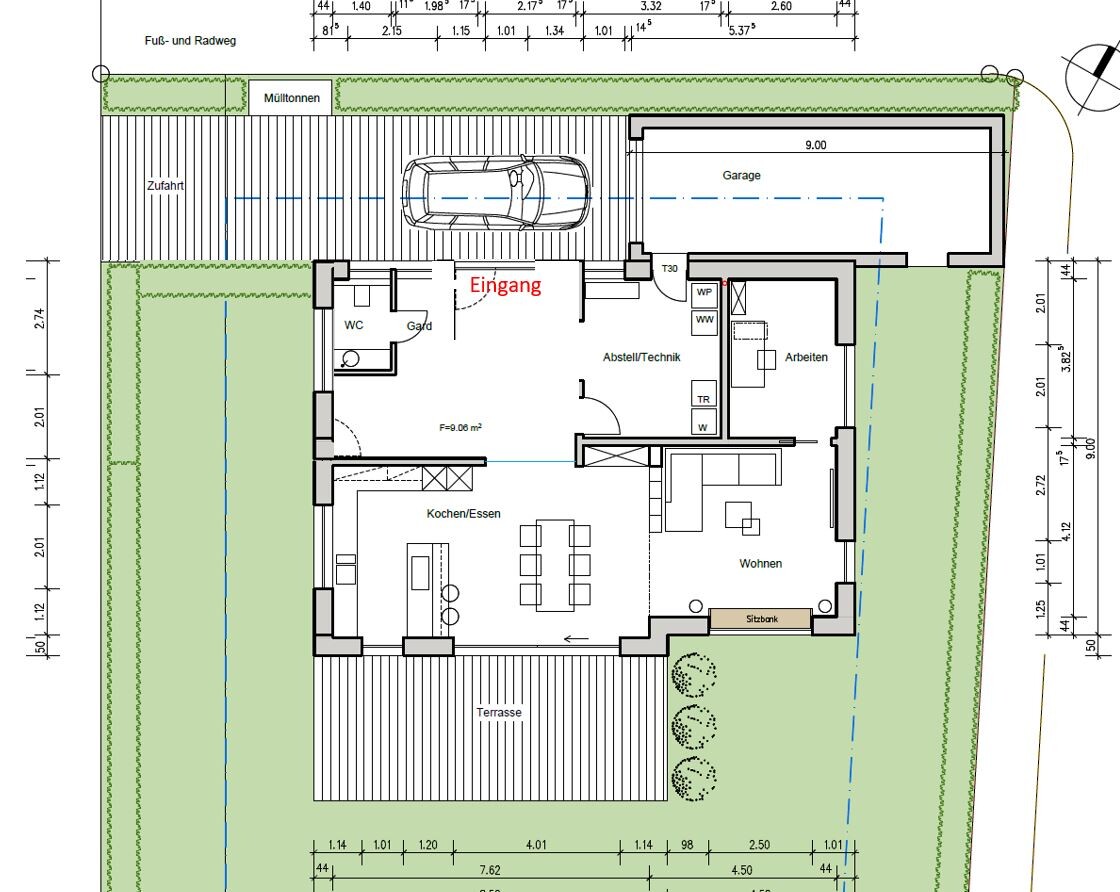 Grundriss eines Einfamilienhauses mit Garage, Zufahrt, Terrasse, Wohn- und Küchenbereich.