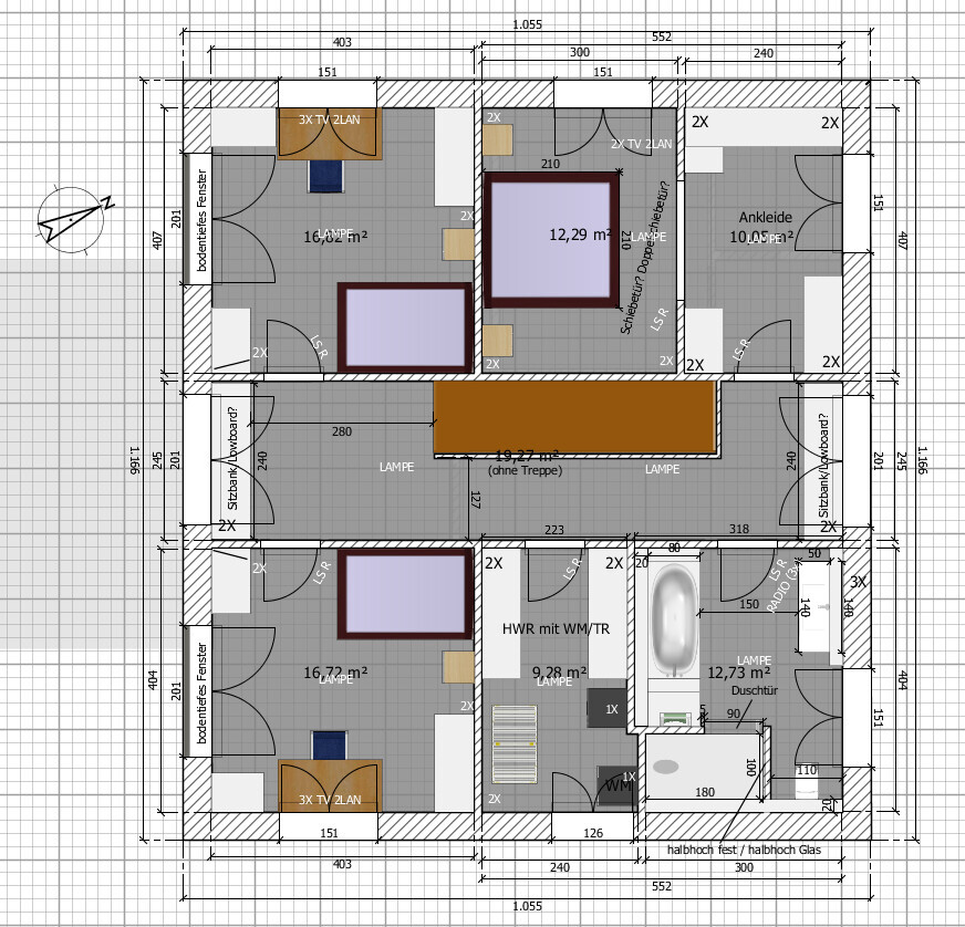 Grundriss eines Hauses mit mehreren Zimmern, Türen, Fenstern und Maßangaben.