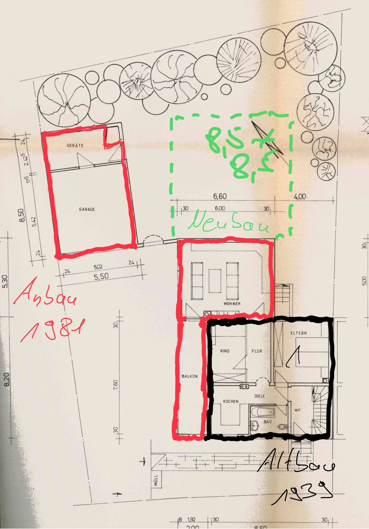 2D-Grundrissplan eines Hauses mit Garage, Wohnzimmer, Küche und Elternzimmer