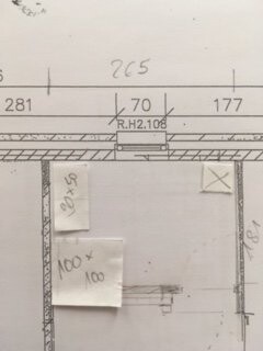 Grundrissplan eines Hauses mit Maßlinien und Wänden