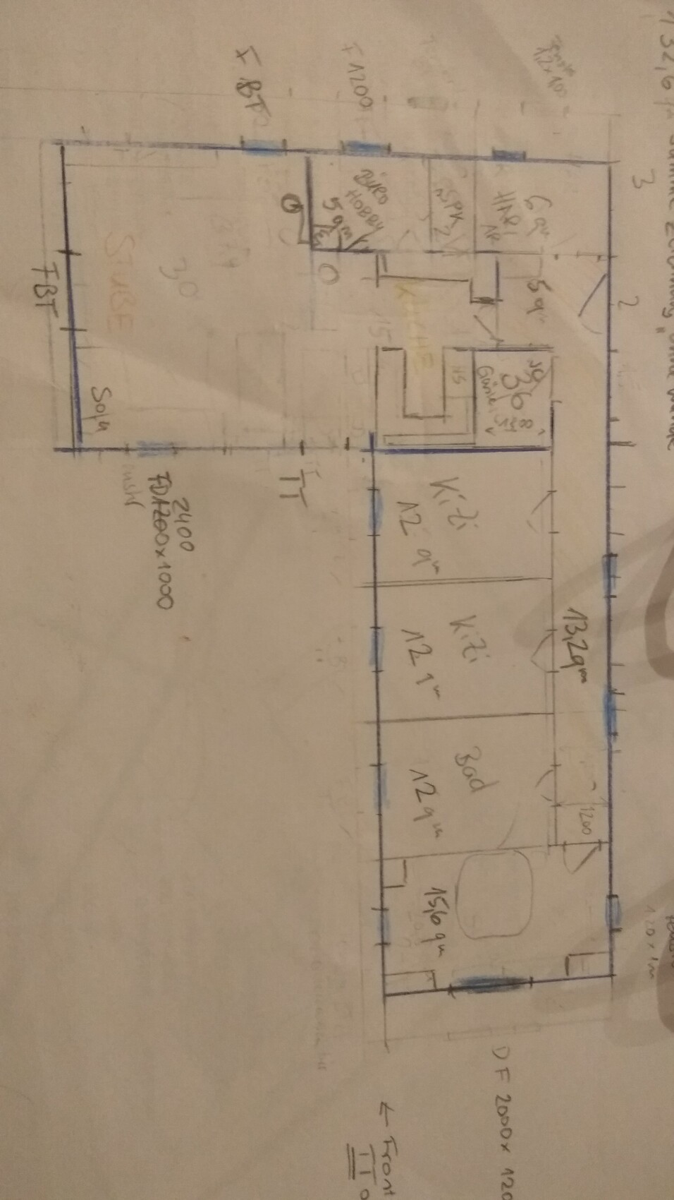 Handgezeichnete Grundrissskizze eines Hauses mit Zimmern und Maßen.