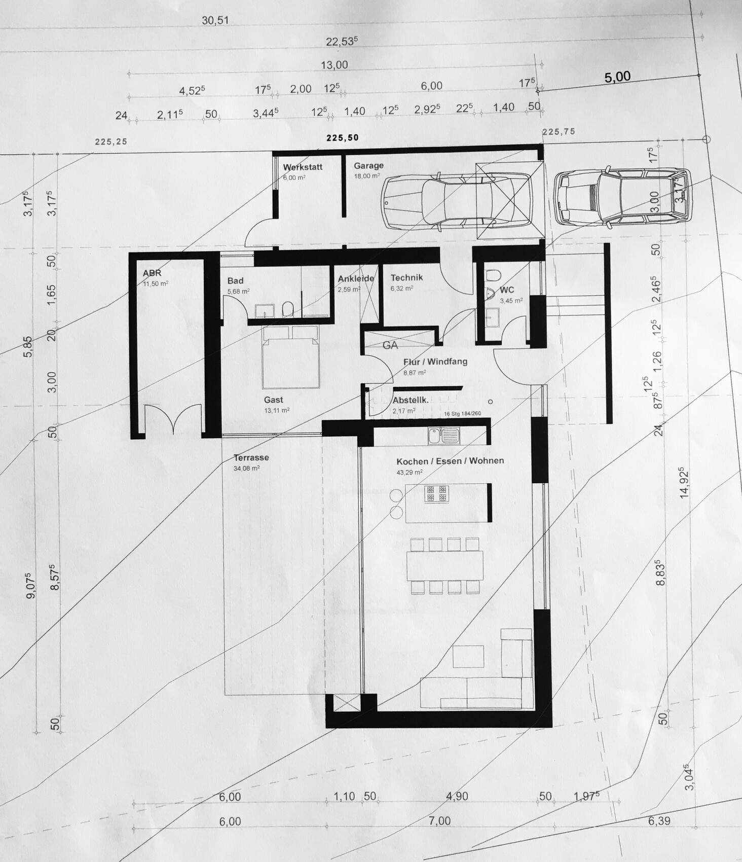 Detaillierter Grundrissplan eines Hauses mit Garage, Terrasse und Wohnbereichen