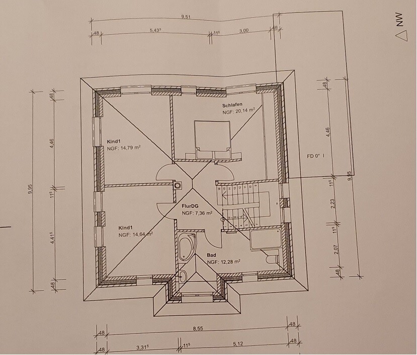 Grundriss eines Dachgeschosses mit Schlafen, zwei Kinderzimmern, Bad, Flur und Treppen.