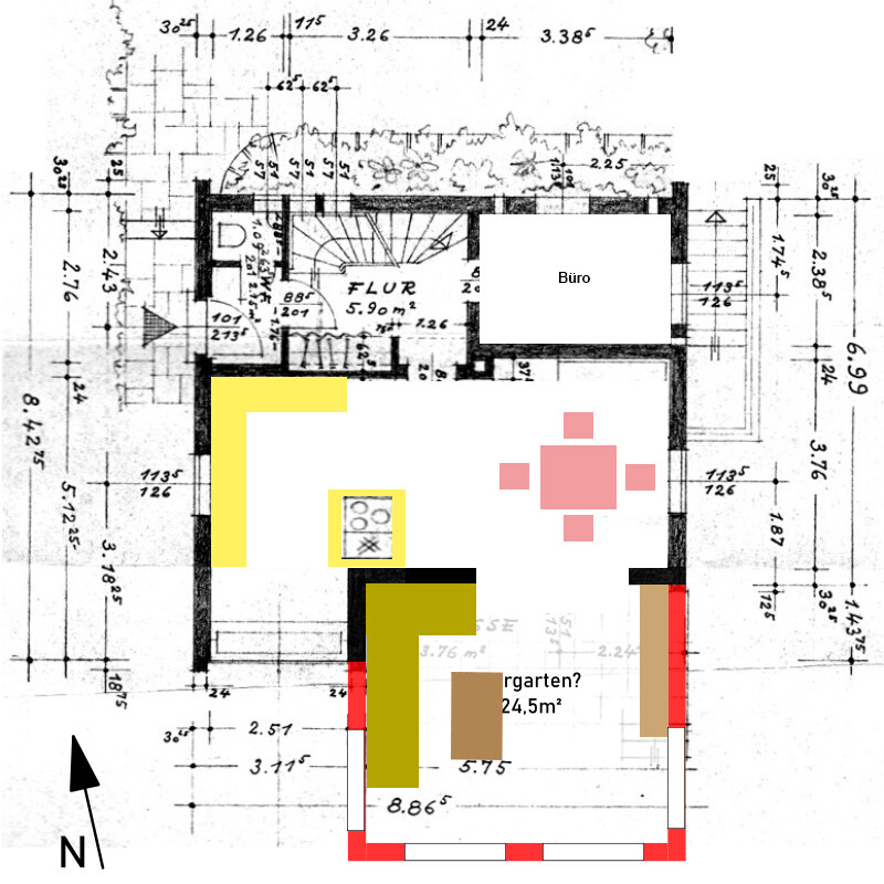 2D-Grundriss eines Hauses mit markierten Bereichen, Treppen und Außenflächen