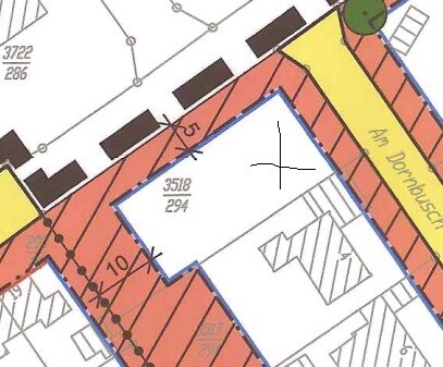Grundrissplan eines Gebäudes mit farblich markierten Bereichen und Innenwänden