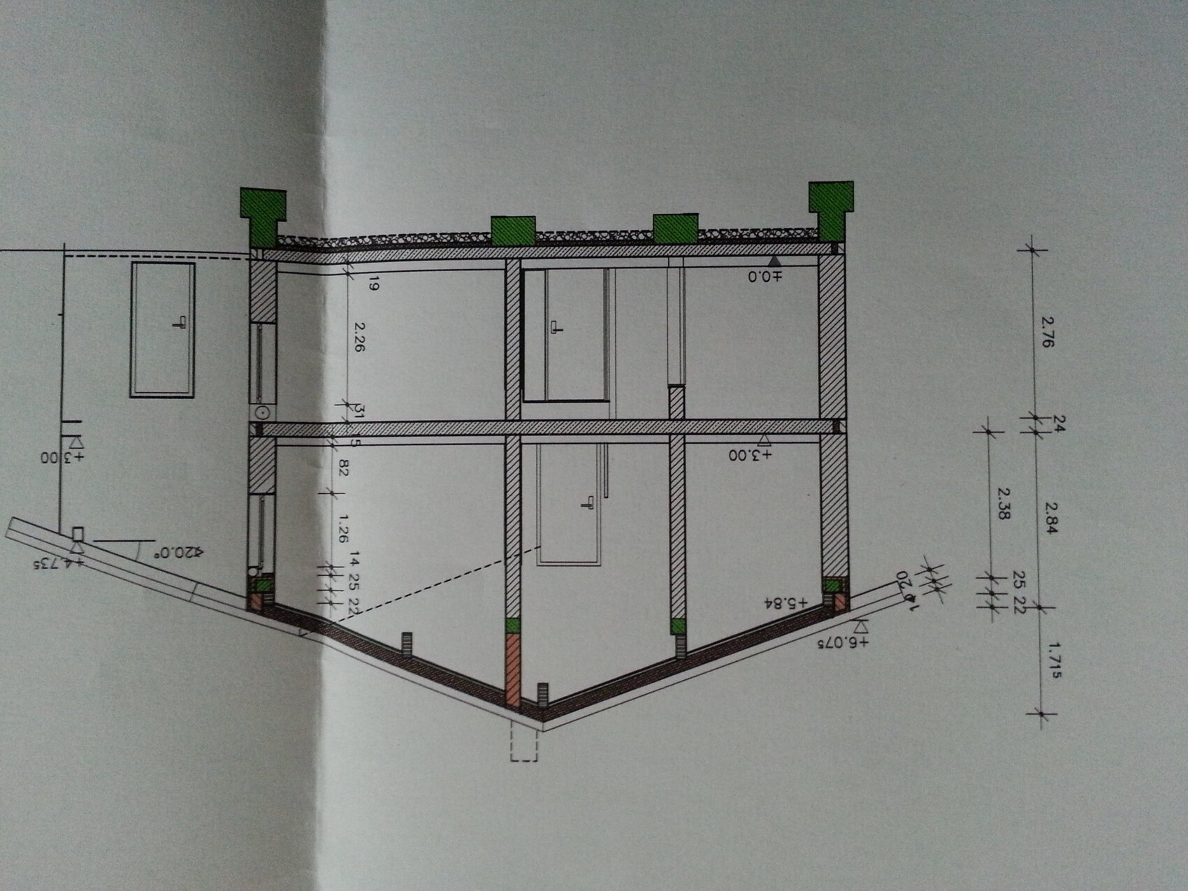 Architekten-Grundriss eines Gebäudes mit Innenwänden, Türen und Fundamenten.
