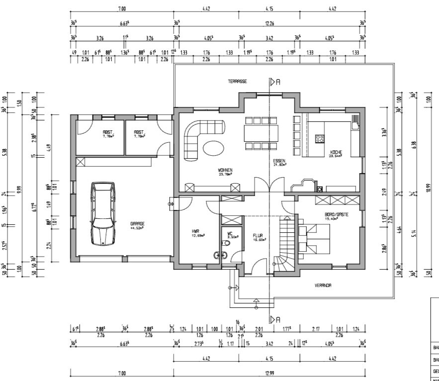 Grundrissplan eines Hauses mit Garage, Wohnbereich, Küche und Terrasse