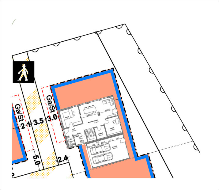 Grundrissplan eines Hauses auf einem Grundstück mit farbigen Umrandungen.