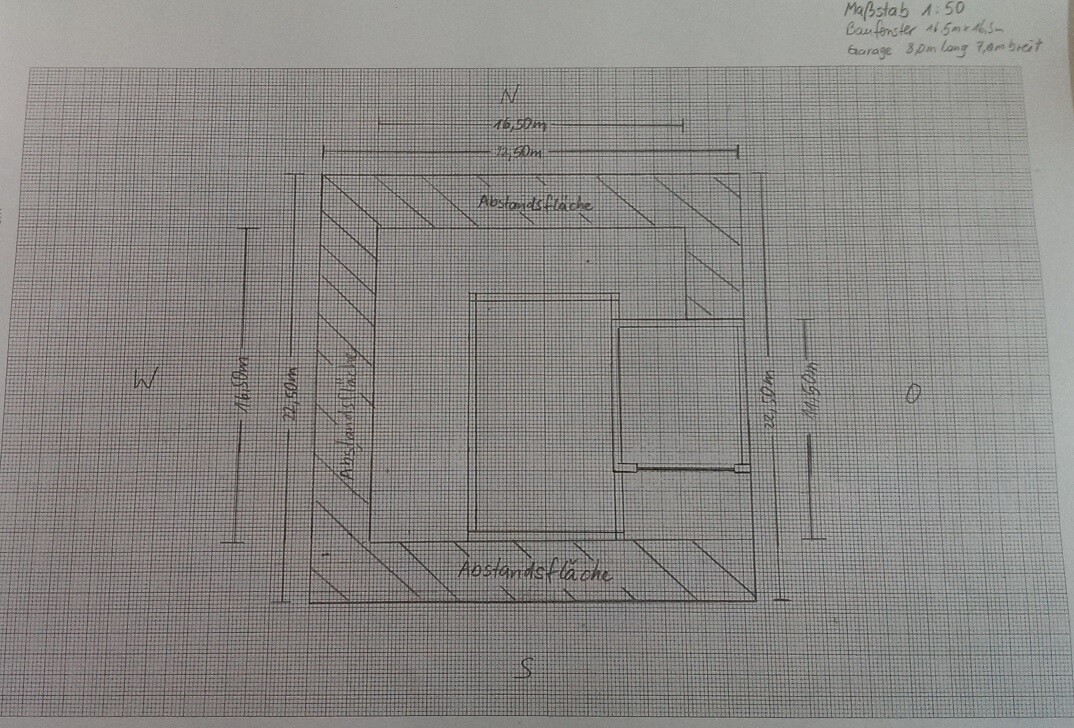 Handgezeichnete Grundrisszeichnung eines Raums mit Außenwand, Innenwänden und Maßlinien.