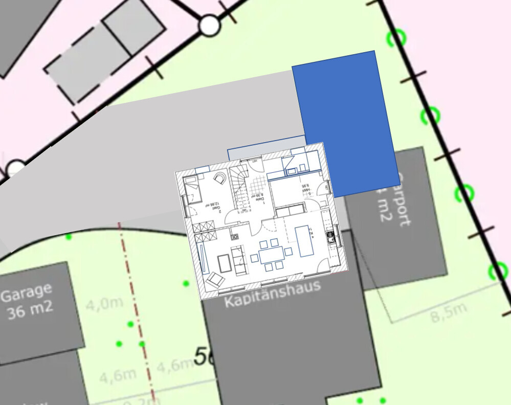 Lageplan eines Baugrundstücks mit Kapitänshaus-Grundriss überlagert, daneben blauer Baukörper.
