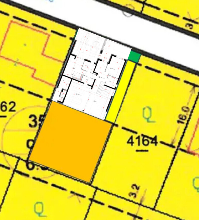 Grundrissplan eines Hauses auf einem Grundstücksplan mit gelbem Umfeld
