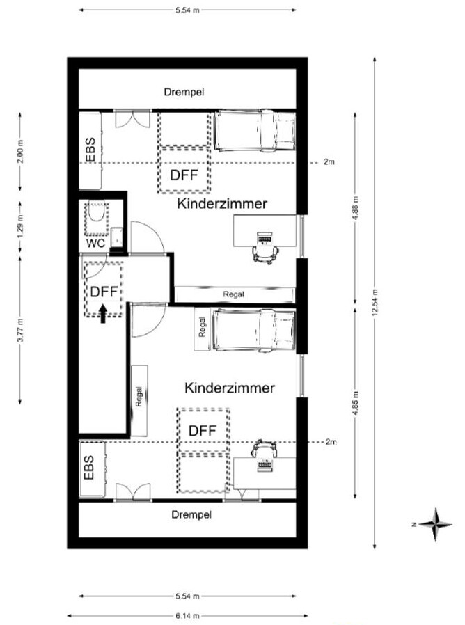 Grundriss eines Zimmers mit zwei Kinderzimmern: Betten, Schreibtische, Regale, Türen und Maßangaben.