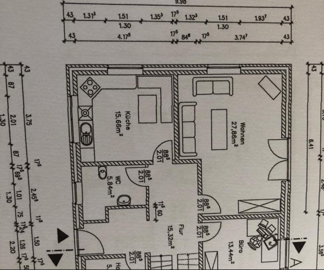 Grundriss eines Apartments: Küche, WC, Flur, Wohnzimmer und Büro.