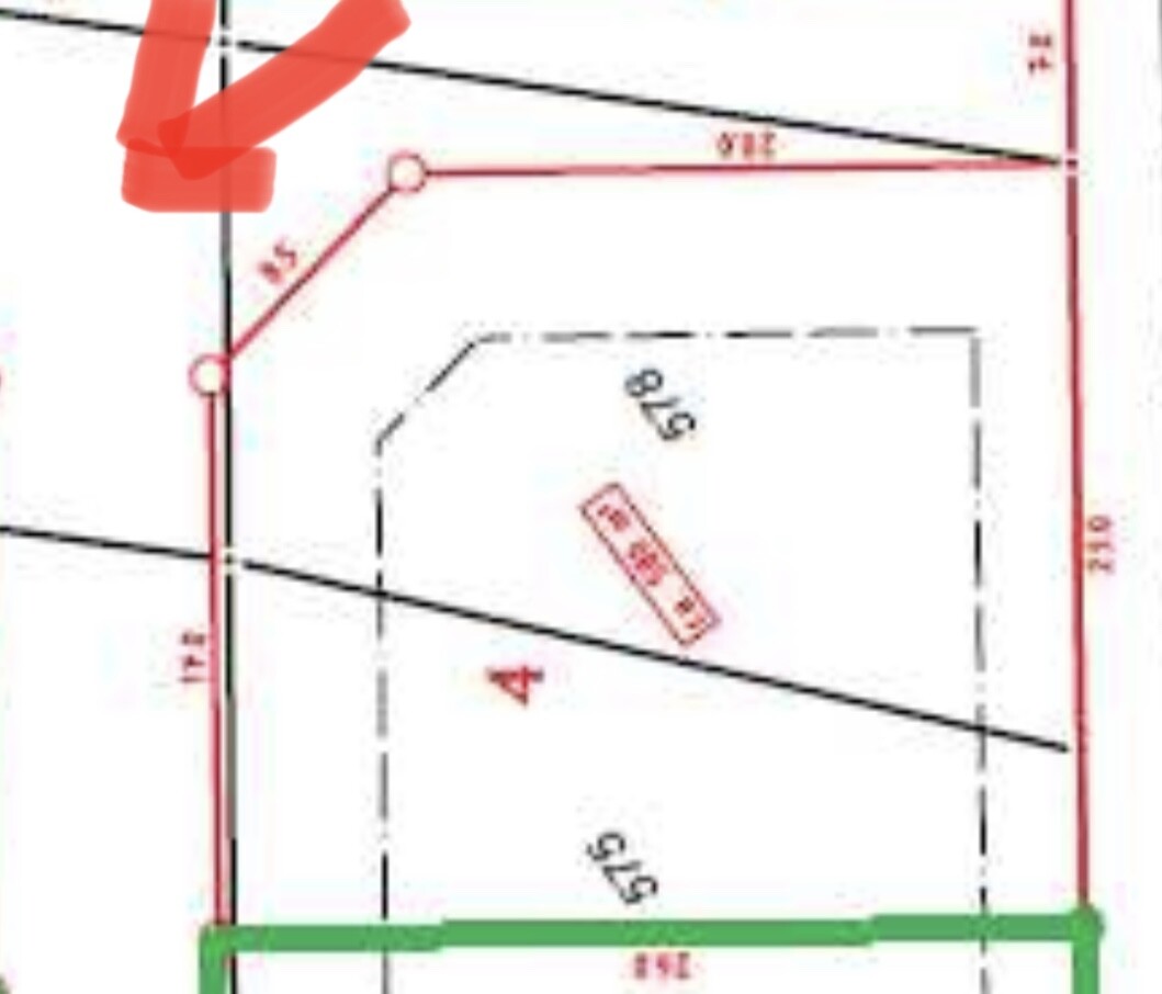 Grundrissplan mit Maßangaben, roter Umriss und schwarzen Linien