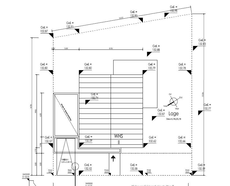 2D-Grundriss eines Hauses mit Maßangaben, Wänden, Treppen und Fenstern.