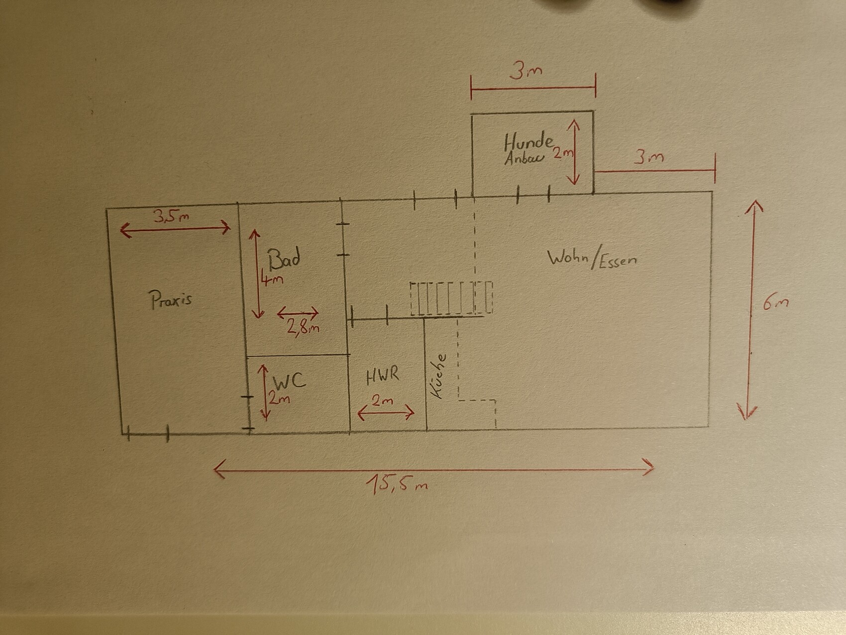 Handgezeichnete Grundriss-Skizze mit Praxis, Bad, WC, HWR, Küche und Wohnbereich